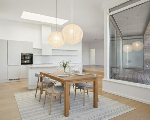 Penthouse lejebolig med stor integreret altan og badekar