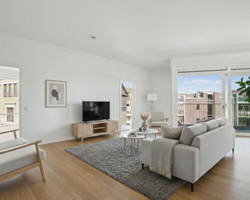 Penthouse lejebolig med stor integreret altan og badekar