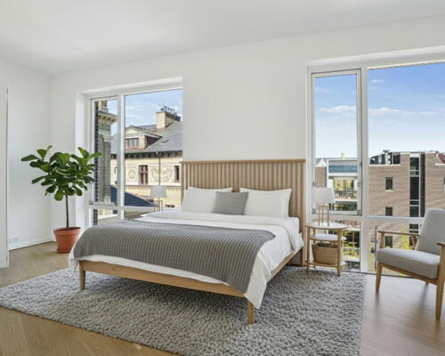 Penthouse lejebolig med stor integreret altan og badekar