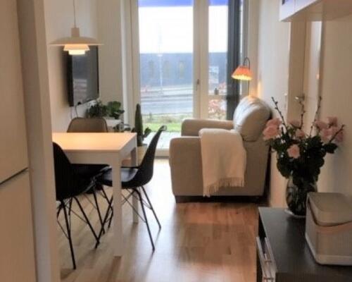 Delevenlig 2-værelses lejlighed med egen altan