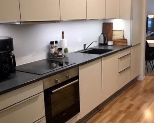 Delevenlig 2-værelses lejlighed med egen altan