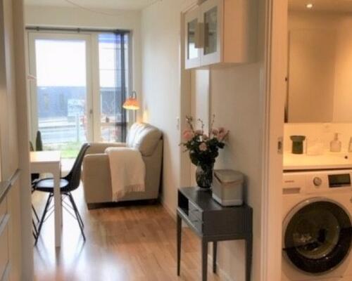 Delevenlig 2-værelses lejlighed med egen altan