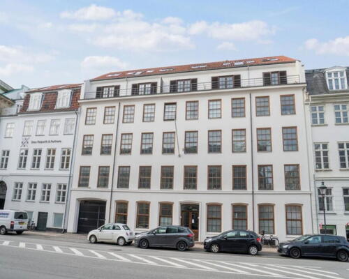 Eksklusiv lejebolig med 2 badeværelser og direkte udgang til gården