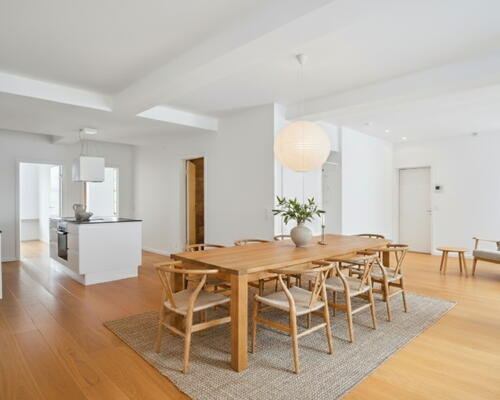 Eksklusiv lejebolig med 2 badeværelser og direkte udgang til gården