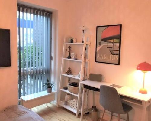 Delevenlig 2-værelses lejlighed med egen altan