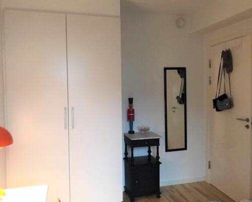 Delevenlig 2-værelses lejlighed med egen altan