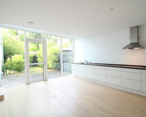 2-etages bolig med egen have og åben planløsning