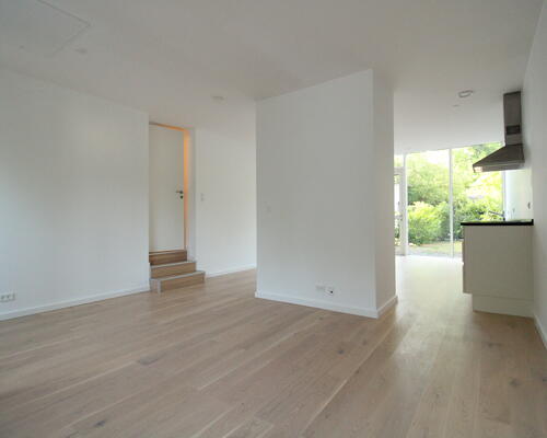 2-etages bolig med egen have og åben planløsning