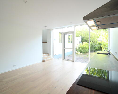 2-etages bolig med egen have og åben planløsning