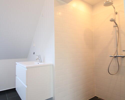 2-etages bolig med egen have og åben planløsning