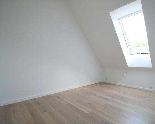 2-etages bolig med egen have og åben planløsning