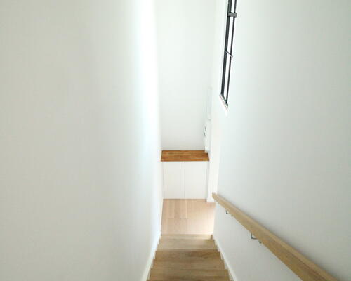 2-etages bolig med egen have og åben planløsning