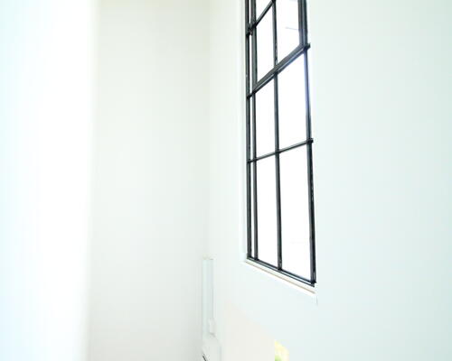 2-etages bolig med egen have og åben planløsning