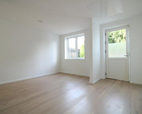 2-etages bolig med egen have og åben planløsning