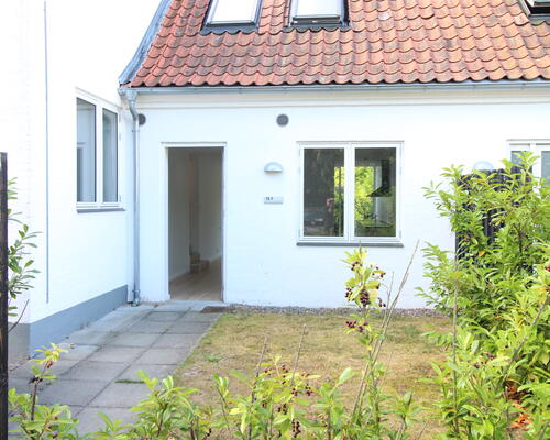 2-etages bolig med egen have og åben planløsning