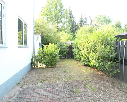 2-etages bolig med egen have og åben planløsning