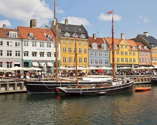 Møbleret luksus lejlighed roligt og centralt beliggende i eftertragtet kvarter tæt ved havnebassinet og Nyhavn.