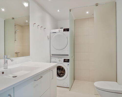 Rummelig og lys 4-værelses lejlighed med altan i et moderne byggeri i Søborg