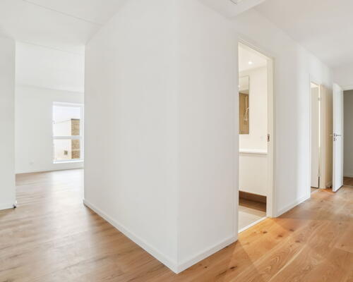 Stor 5-værelses lejlighed med god planløsning, to toiletter, gulvarme i hele boligen og egen terrasse - Ingen bindingsperiode!