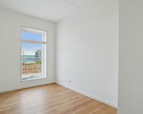 Stor 5-værelses lejlighed med god planløsning, to toiletter, gulvarme i hele boligen og egen terrasse - Ingen bindingsperiode!