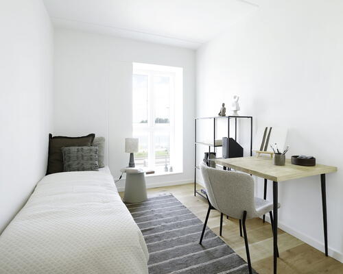 Stor 5-værelses lejlighed med god planløsning, to toiletter, gulvarme i hele boligen og egen terrasse - Ingen bindingsperiode!