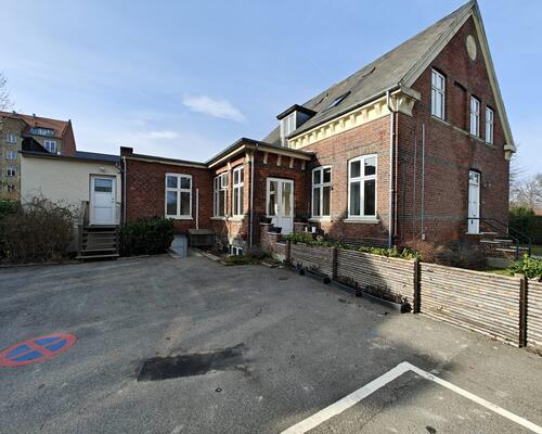 Skøn villalejlighed med have | Hellerup