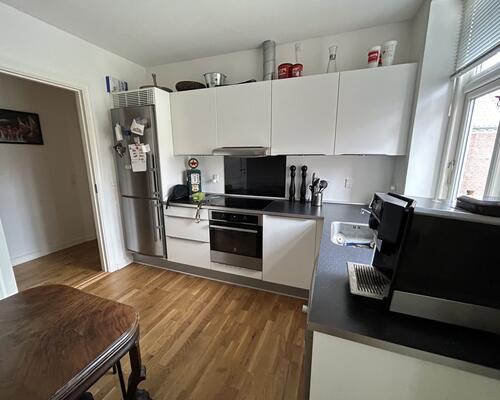 Stor, flot og nyere renoveret lejlighed mellem Østerstrand og centrum