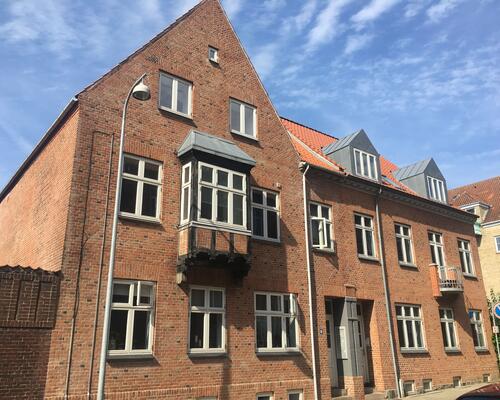 Stor, flot og nyere renoveret lejlighed mellem Østerstrand og centrum