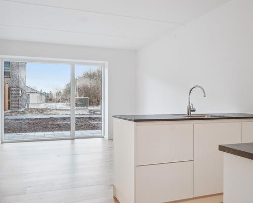 Rummelig 2-værelses lejlighed med moderne køkken og gulvarme i hele boligen - Ingen bindingsperiode!