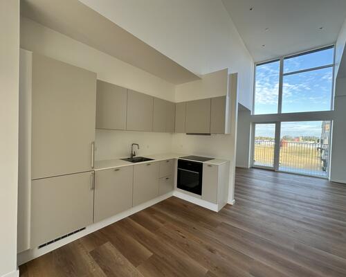 Moderne lejlighed med stor altan og naturskøn udsigt