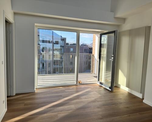 Moderne lejlighed med stor altan og naturskøn udsigt