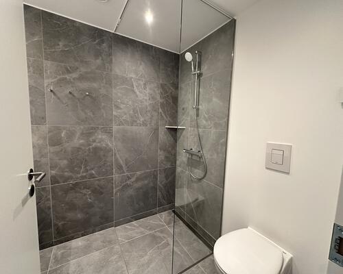 Moderne lejlighed med stor altan og naturskøn udsigt