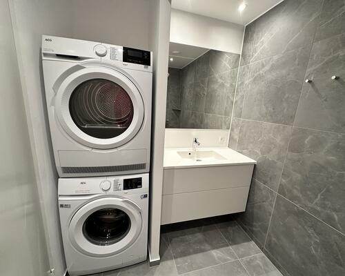 Moderne lejlighed med stor altan og naturskøn udsigt