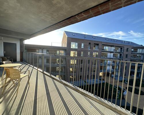 Moderne lejlighed med stor altan og naturskøn udsigt