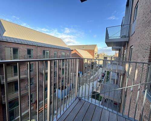 Moderne 3-værelses lejlighed med altan og udsigt