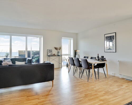 Rummelig og lys 4-værelses lejlighed med altan i et moderne byggeri i Søborg