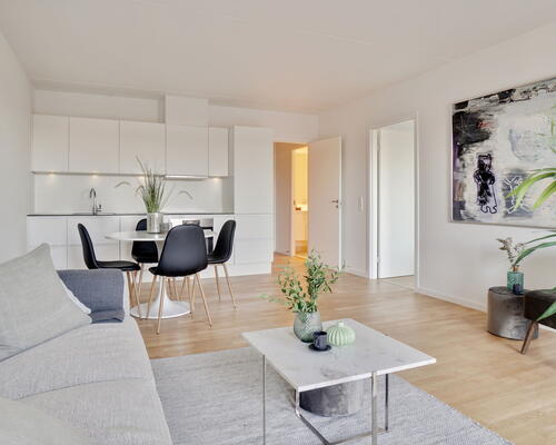 Rummelig og lys 4-værelses lejlighed med altan i et moderne byggeri i Søborg