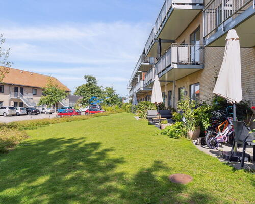 Moderne 3-vær. bolig på første sal i Tækkerhusene, Hillerød: Elevator og privat altan. Perfekt beliggenhed ved både natur og by liv