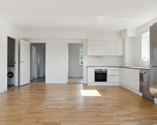 Moderne 3-vær. bolig på første sal i Tækkerhusene, Hillerød: Elevator og privat altan. Perfekt beliggenhed ved både natur og by liv