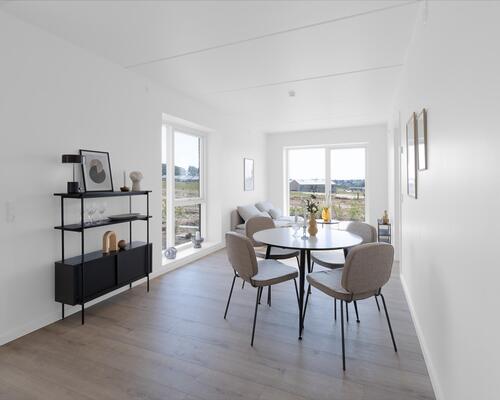 Større toværelses lejlighed med stort og lyst køkken-alrum, stort soveværelse, badeværelse, entré samt egen altan/terrasse. Til boligen hører eget skur.