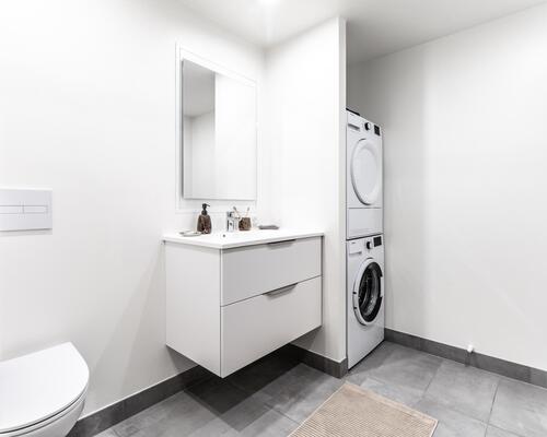 Større toværelses lejlighed med stort og lyst køkken-alrum, stort soveværelse, badeværelse, entré samt egen altan/terrasse. Til boligen hører eget skur.