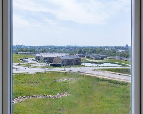 Større toværelses lejlighed med stort og lyst køkken-alrum, stort soveværelse, badeværelse, entré samt egen altan/terrasse. Til boligen hører eget skur.