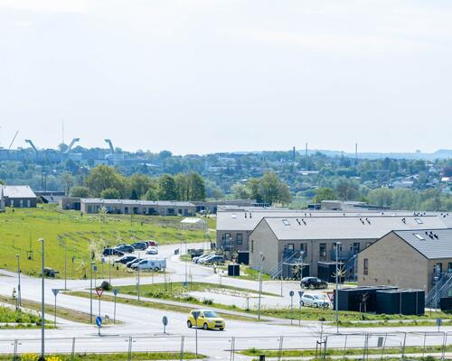 Større toværelses lejlighed med stort og lyst køkken-alrum, stort soveværelse, badeværelse, entré samt egen altan/terrasse. Til boligen hører eget skur.