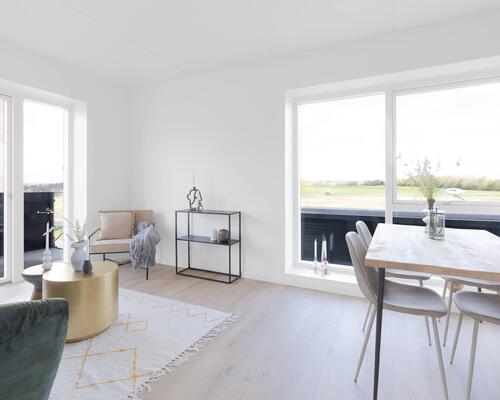 Skøn toværelses lejlighed med et stort leverum i form af køkken og stue i ét i åben forbindelse med egen altan. Lejligheden har et rummeligt soveværelse og et stilrent bad. Til boligen hører eget skur.