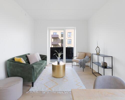 Skøn toværelses lejlighed med et stort leverum i form af køkken og stue i ét i åben forbindelse med egen altan. Lejligheden har et rummeligt soveværelse og et stilrent bad. Til boligen hører eget skur.