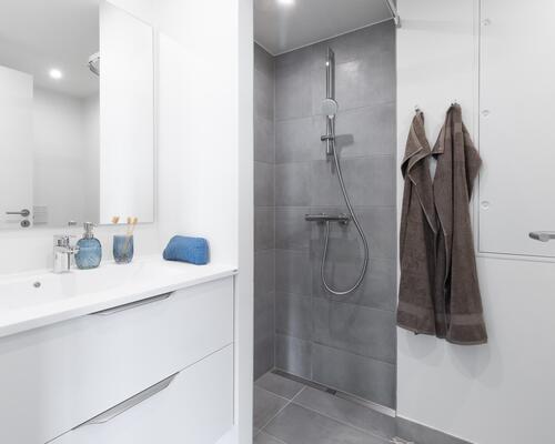 Skøn toværelses lejlighed med et stort leverum i form af køkken og stue i ét i åben forbindelse med egen altan. Lejligheden har et rummeligt soveværelse og et stilrent bad. Til boligen hører eget skur.