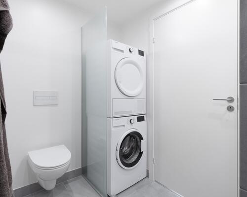 Skøn toværelses lejlighed med et stort leverum i form af køkken og stue i ét i åben forbindelse med egen altan. Lejligheden har et rummeligt soveværelse og et stilrent bad. Til boligen hører eget skur.