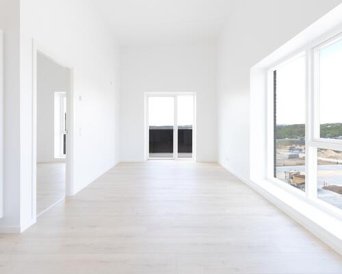 Skøn toværelses lejlighed med et stort leverum i form af køkken og stue i ét i åben forbindelse med egen altan. Lejligheden har et rummeligt soveværelse og et stilrent bad. Til boligen hører eget skur.