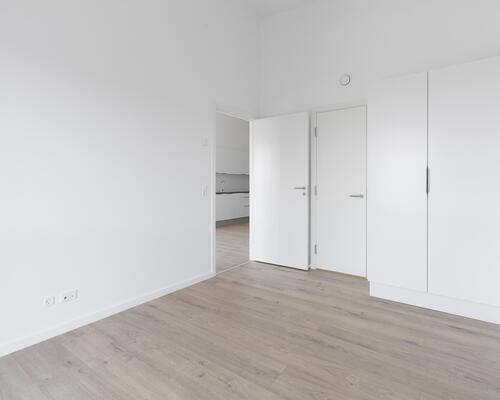 Skøn toværelses lejlighed med et stort leverum i form af køkken og stue i ét i åben forbindelse med egen altan. Lejligheden har et rummeligt soveværelse og et stilrent bad. Til boligen hører eget skur.