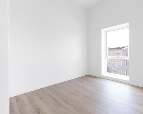 Skøn toværelses lejlighed med et stort leverum i form af køkken og stue i ét i åben forbindelse med egen altan. Lejligheden har et rummeligt soveværelse og et stilrent bad. Til boligen hører eget skur.